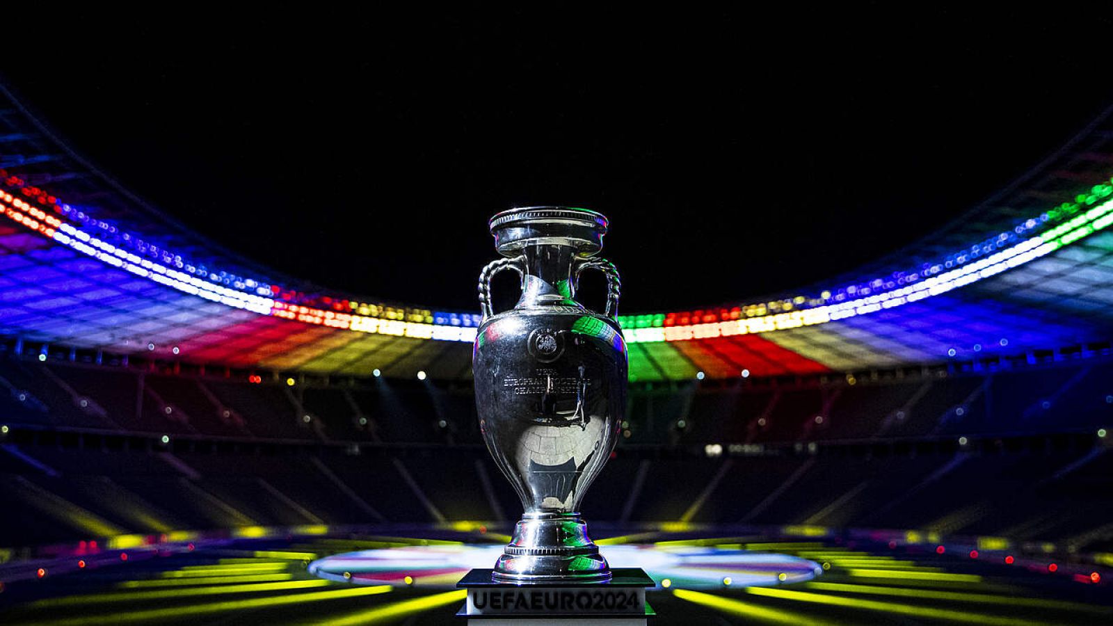 Das Bild zeigt die Henri-Delaunay-Trophäe, den Pokal der UEFA Euro 2024.