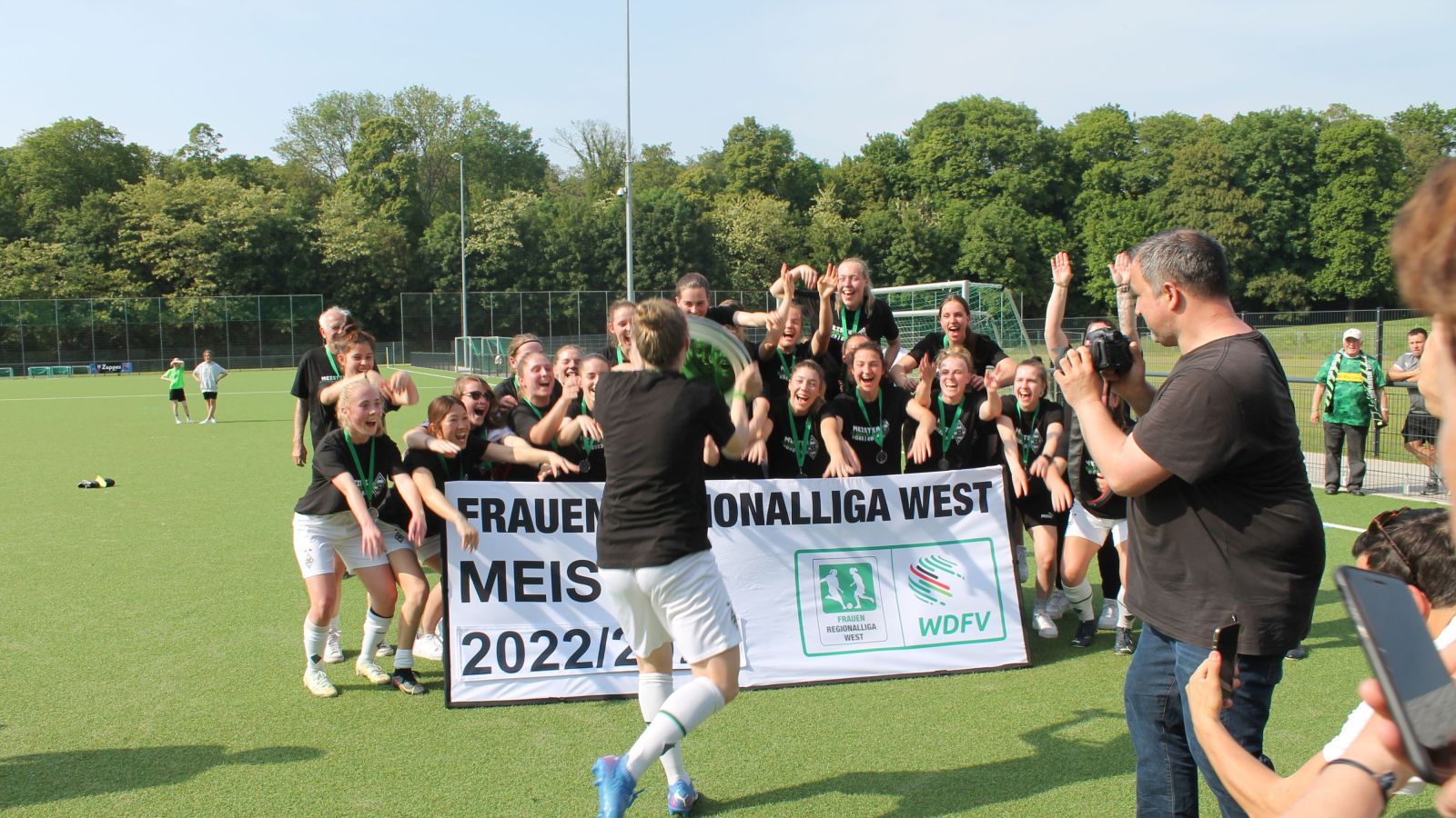 Frauen-Regionalliga West 2022/23: Meisterehrung für Borussia Mönchengladbach