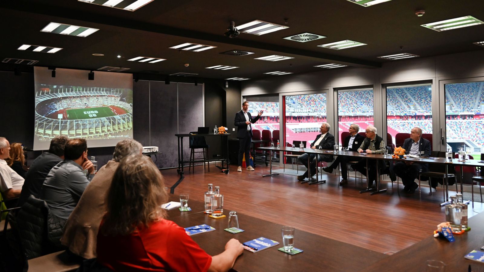 Thomas Neuhäuser, Projektleiter UEFA EURO 2024 bei der Landeshauptstadt Düsseldorf, gab in der Logo im Düsseldorfer Stadion beim LSB-Clubabend aktuelle Informationen zur Europameisterschaft.