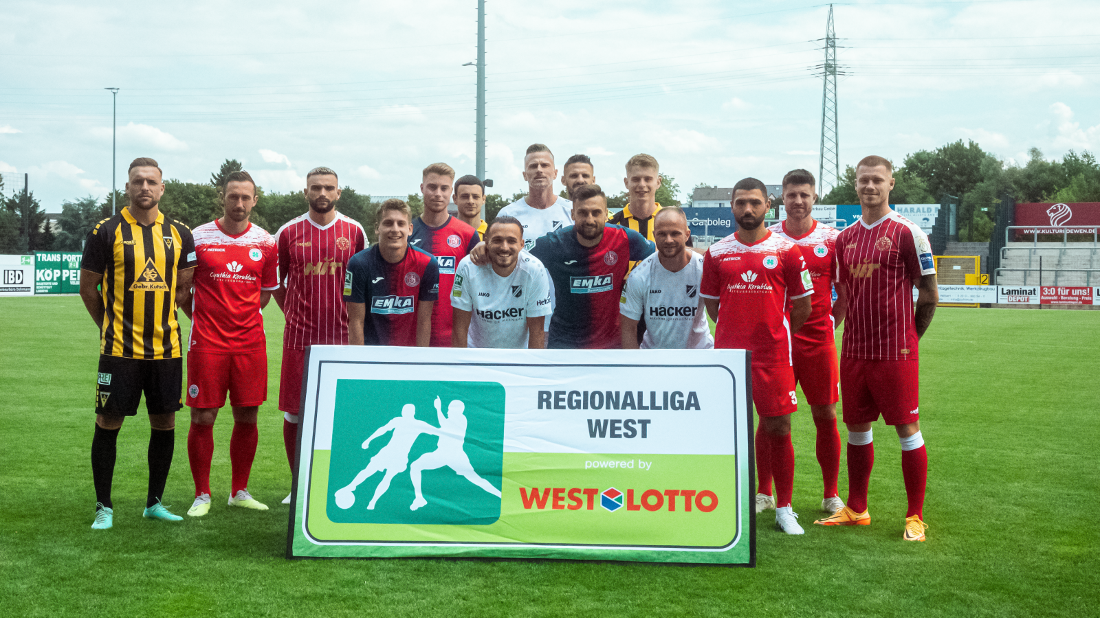 Gute Partnerschaft: Bei den Mediadays zur Saison 2023/2024 haben sich auch die Spieler von Alemannia Aachen, Fortuna Köln, RW Oberhausen und des SV Rödinghausen vor dem Liga-Logo auf die neue Spielzeit in der Herren-Regionalliga West eingestimmt.