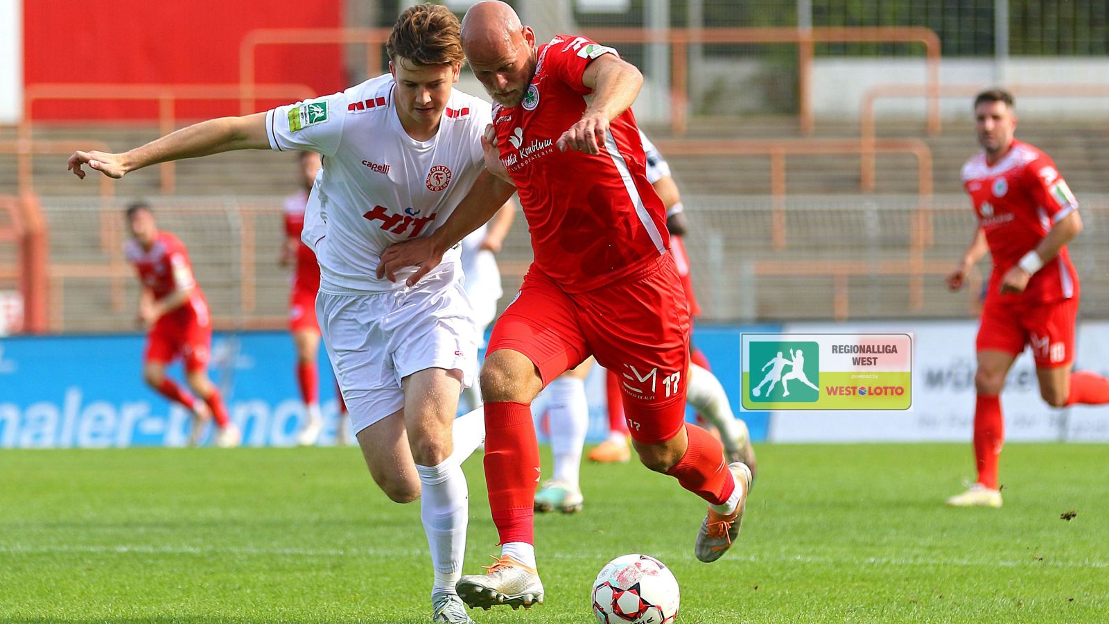 Duell um die Tabellenspitze beim Spiel RWO - Fortuna Köln: Finn Torge Bauens gegen Manfredas Ruzgis