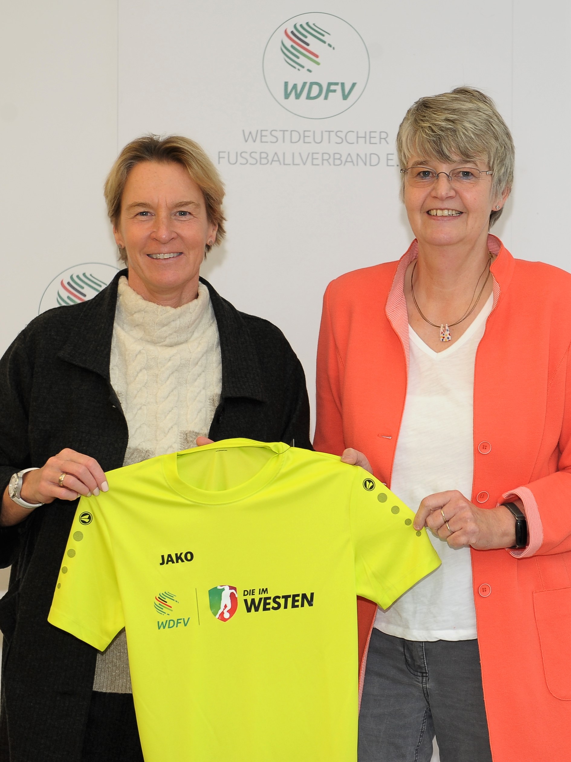 Freude über die positive Entwicklung im Frauen- und Mädchenfußball: Bundestrainerin Martina Voss-Tecklenburg (links) und Marianne Finke-Holtz, Vorsitzende des WDFV-Frauenfußballausschusses.
