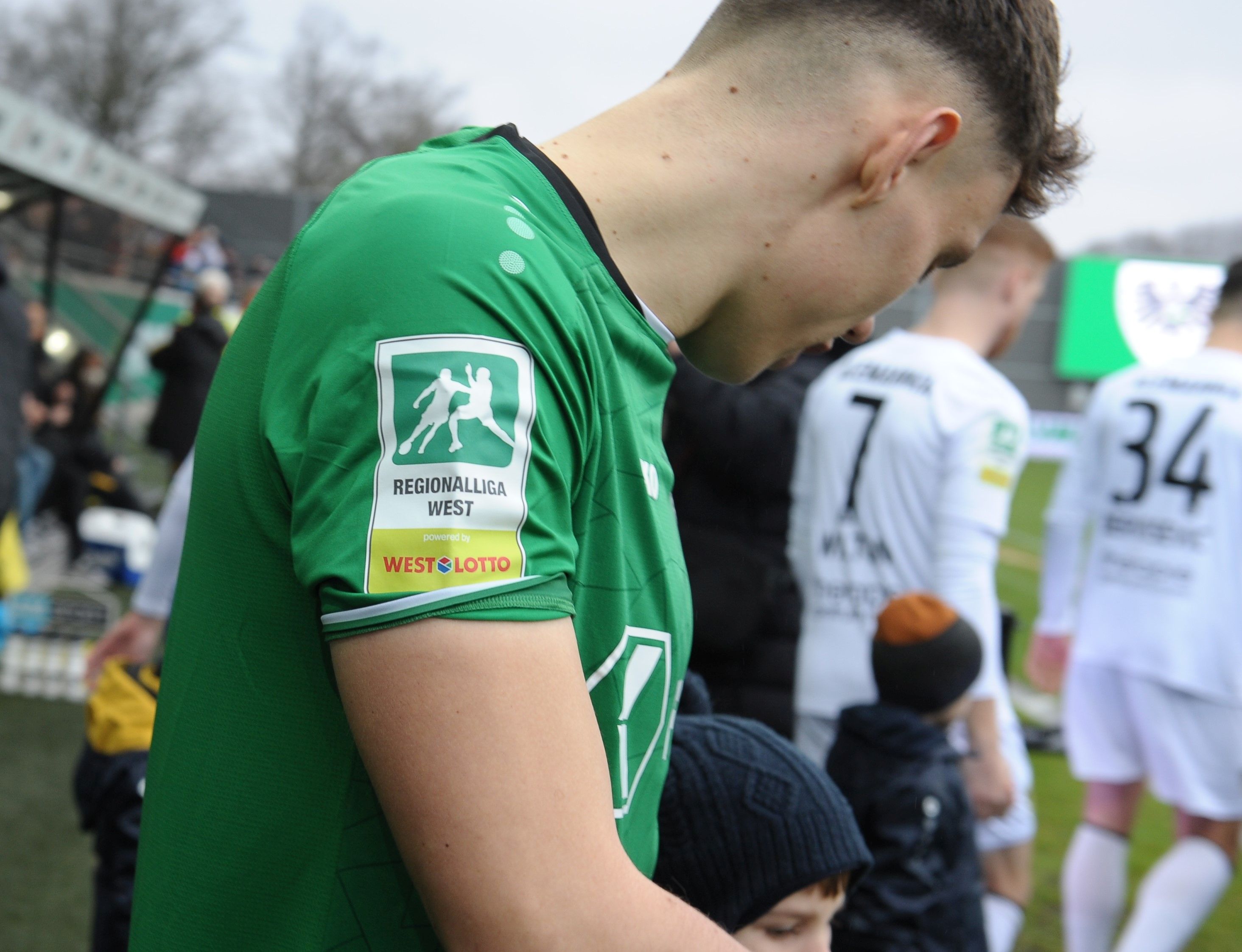 Die Spieler beider Teams liefen mit dem neuen Composite-Logo Regionalliga powered by WestLotto auf den Trikotärmeln auf.